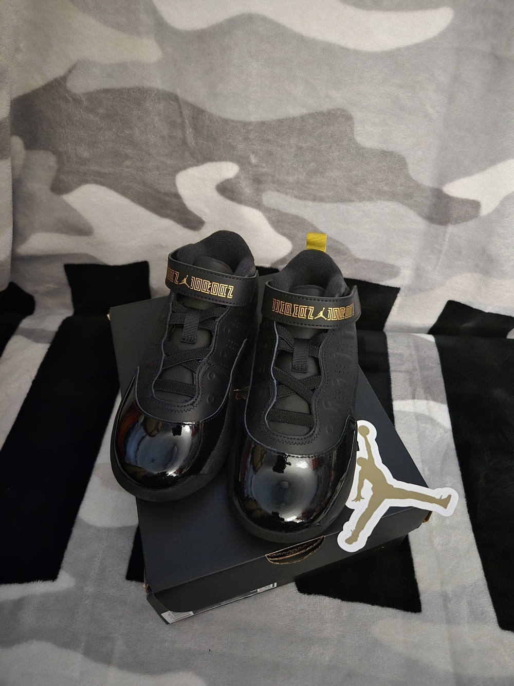 Jordan Arua Toddler Black and Gold Patent Leather Sneakers